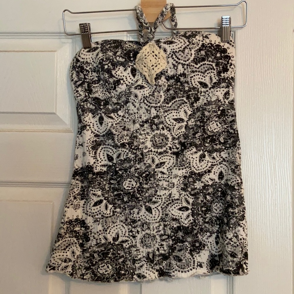 Cute top with neck straps and built in pads